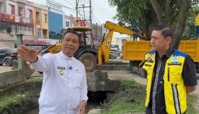 Pemko Siap Revitalisasi Parit di Jalan Arifin Ahmad untuk Atasi Banjir
